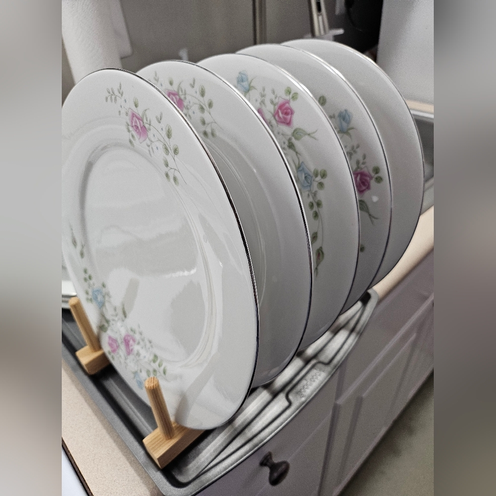 Northridgee Fine Porcelain 8 Large Plates and 1 Large Bowl